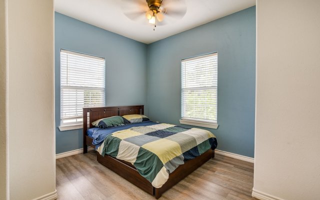Modern Houston Haven: 3 Mi to Downtown Attractions