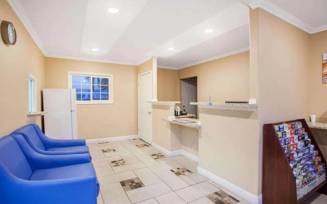 Travelodge by Wyndham Fresno Yosemite Area