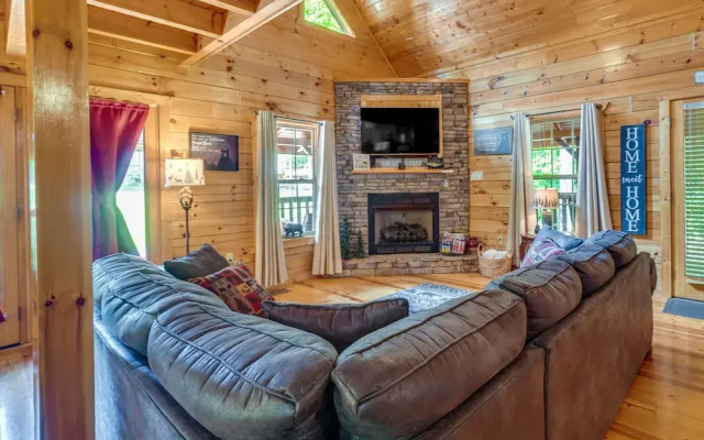 Gatlinburg Getaway: Private Hot Tub & Fireplace!