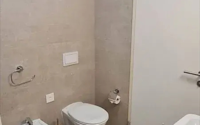 "central Brand New Apartment With Private Parking"