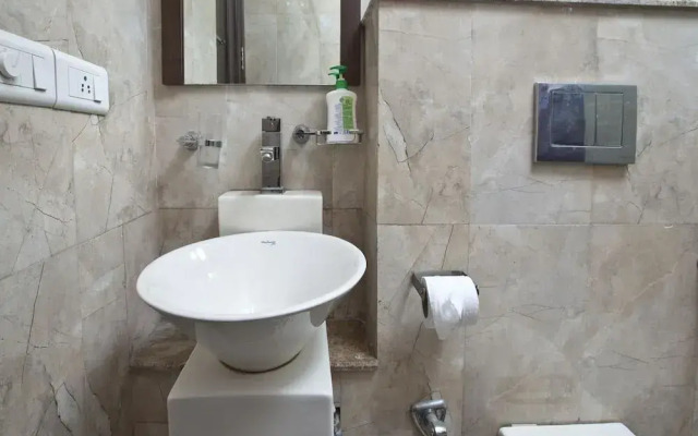 OYO 2216 Hotel Live Inn