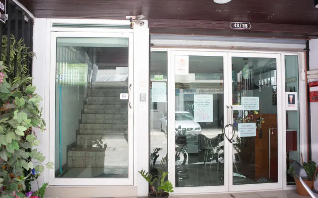 ZEN Rooms Mahajak Residence