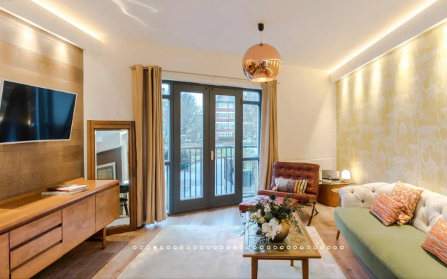 Neon Melody - Playful 2 bedroom by London Bridge