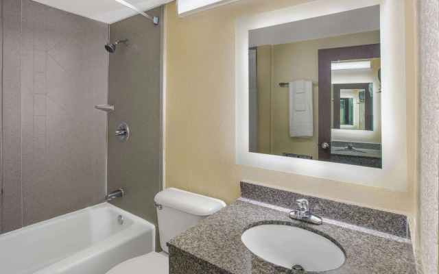 Howard Johnson by Wyndham Oklahoma City Airport/ Fairgrounds