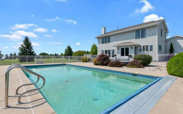 Freshly Updated Lake Michigan Home With Pool