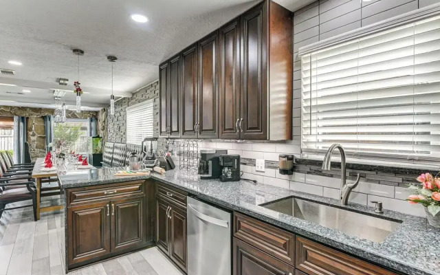 Galveston Group Getaway ~ 2 Blocks to Beach!