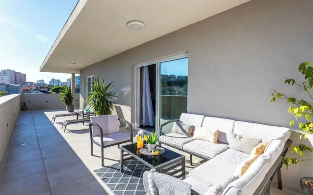 Luxury Modern Penthouse w Jacuzzi & Huge Terrace