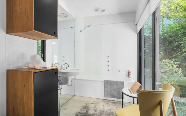 Melb Cbd a Zen oasis garden studio.