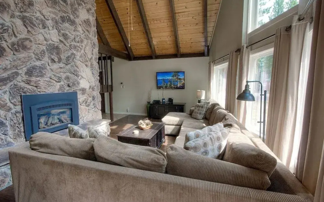 Snowshoe Chalet 3 Bedroom Cabin by RedAwning
