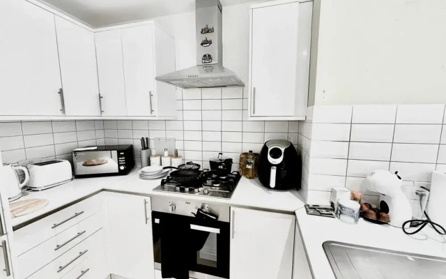 Stunning 3-bed House in the Heartreading