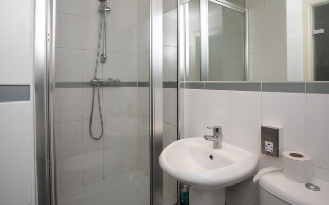 Spacious 2 Bed Parking Close To Centre