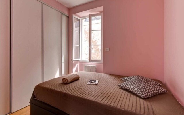 Cozy Apt Near Côte des Basques w/ Parking!