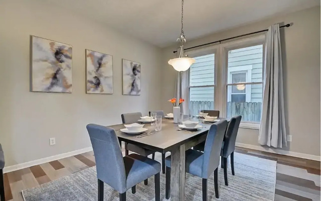 Spacious 6BR/3BA House w/ Parking! Sleeps 20!