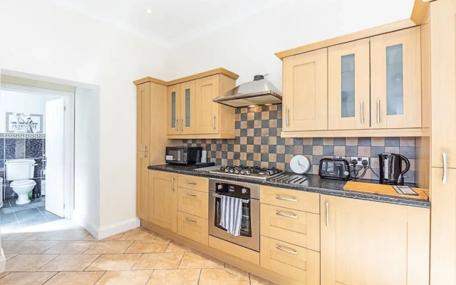 Spacious 4 Bed Apartment Near Tooting Gardens