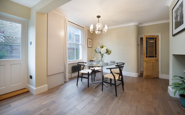 Spacious two Bedroom Maisonette With Private Garden in Balham by Underthedoormat