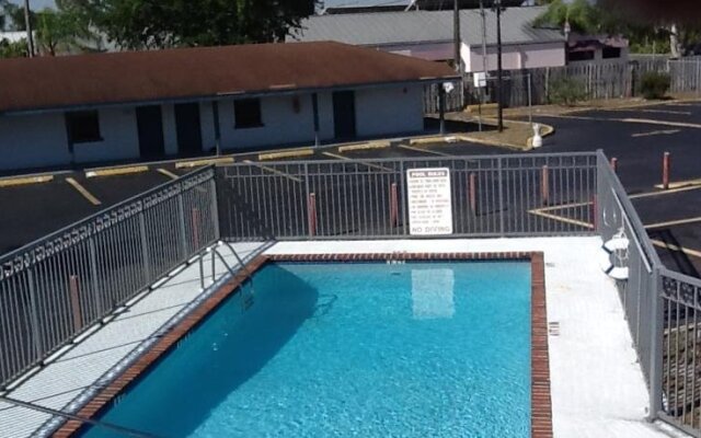Deluxe Inn - Sarasota