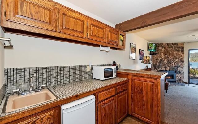 055 - Lakefront Ski Getaway