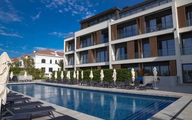 White Residences (Sea Breeze Resort)