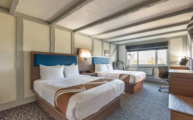 Quality Inn Waddling Dog