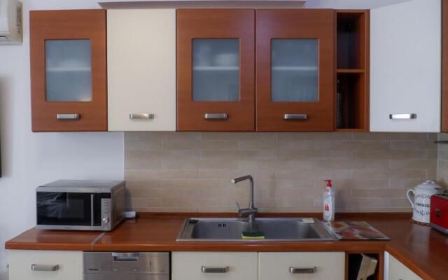 Garden Apartment next to the Mall -Private Parking