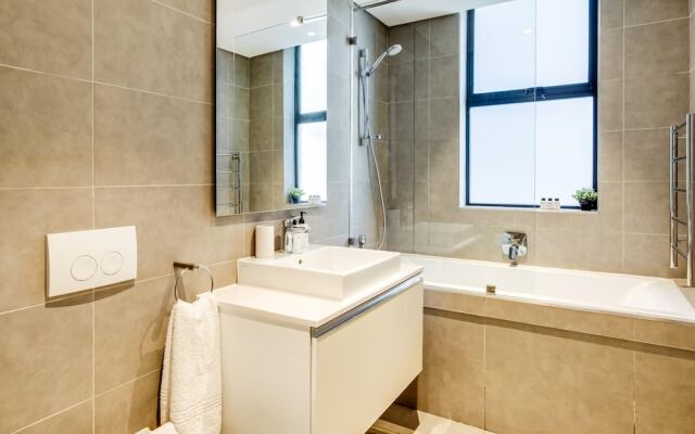 Urban Chic Apartment Close to Waterfront Warwick