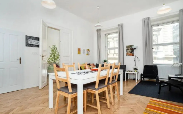 Bright, Spacious Apartment in the Historic Centre