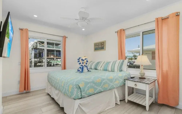920 Bay Breeze Bungalow: Stunning Bay View Home W/ Heated Pool! 2 Bedroom Home