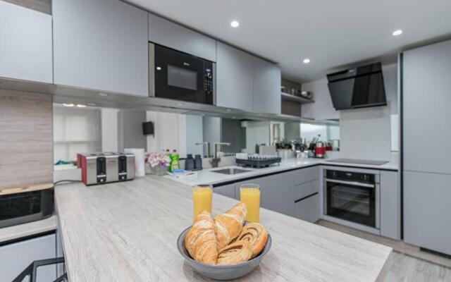Oxford City Centre apartment with parking!