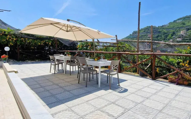 Villa in Lemon Grove With Sea Views & Sea Breeze