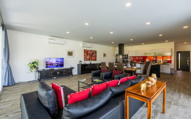 Modern 3 bedroom Pool Villa PG19