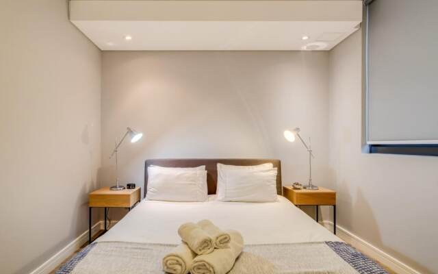 Urban Chic Apartment Close to Waterfront Warwick