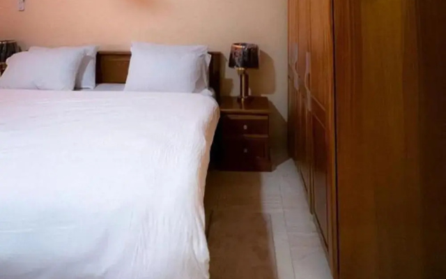 House - Sleeps 10 - Parking - Airport Close