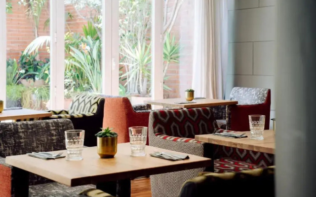 Chic & Basic Velvet Hotel