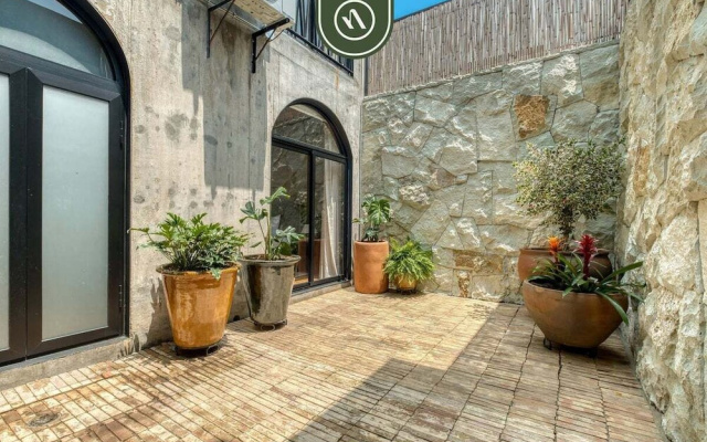 Luxury 2 BR Condo in Downtown - AC - Peaceful