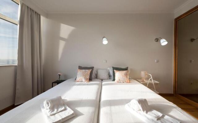 LovelyStay - 1BR Flat with Stunning Views over Porto