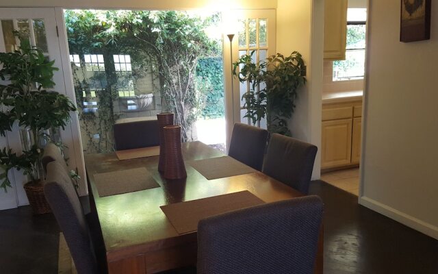 4 Bedroom Celebrity House with Pool & City View