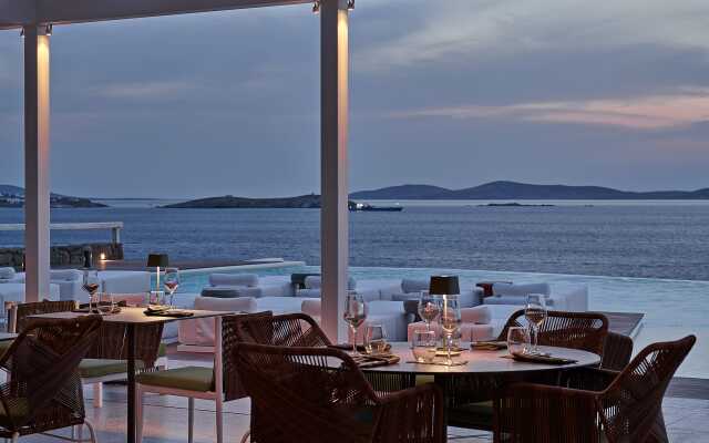 Kouros Hotel & Suites