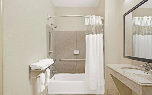 Red Roof Inn Plus+ Galveston - Beachfront