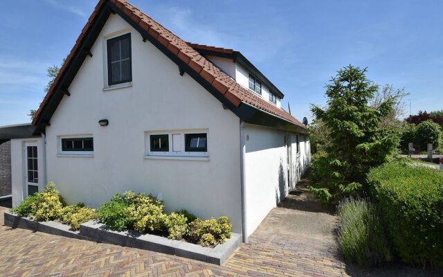 Luxury Holiday Home in Oostvoorne by the Lake