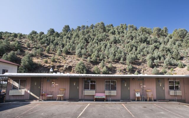 Cozy Mountain Motel