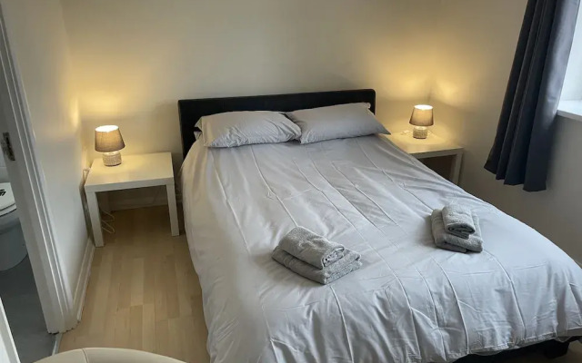 3-bed House in Stoke-on-trent Free Sky Free Wifi