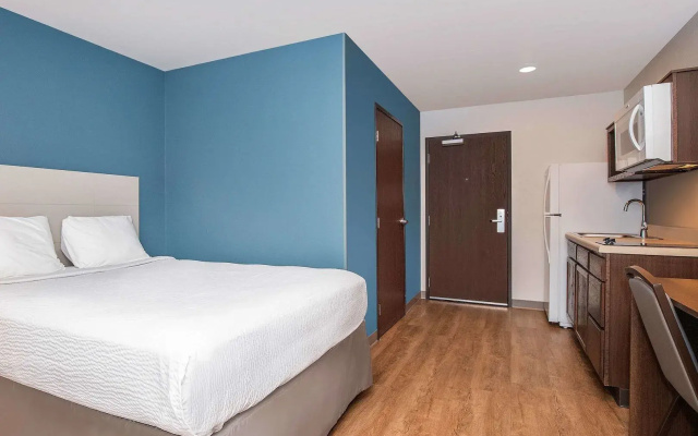 WoodSpring Suites Carol Stream - Chicago