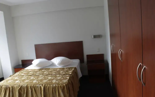 Hotel Bond