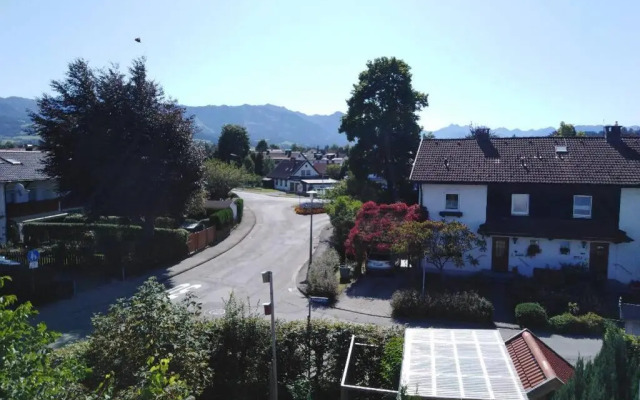 Komplette Dachwohnung mit Balkon und Bergblick