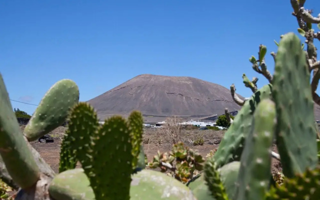 Spacious Villa in San Bartolomé With Swimming Pool