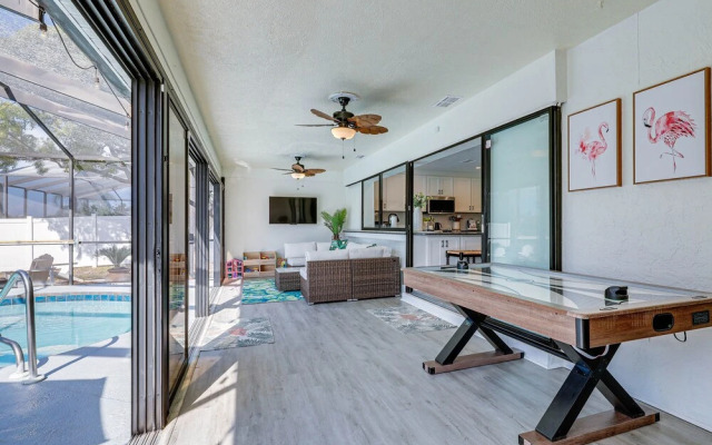 Apollo Beach Oasis: Lanai + Heated Pool!