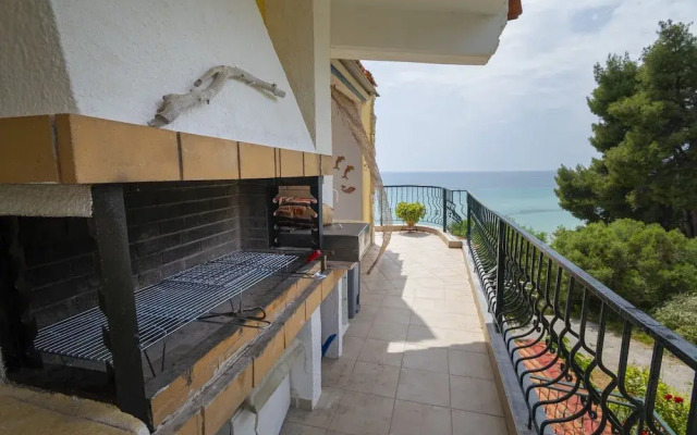 Poseidon Seafront Apartment by Rentalspro