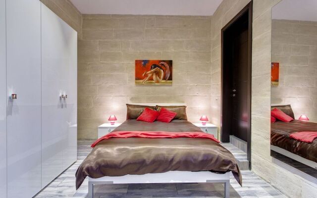 Charming Seafront House In Kalkara
