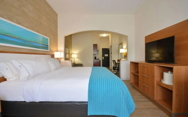 Holiday Inn Express & Suites Farmington by IHG