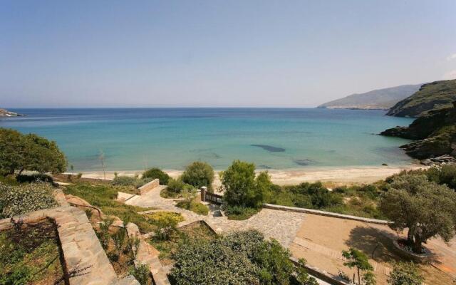 Seaside small villa near beach